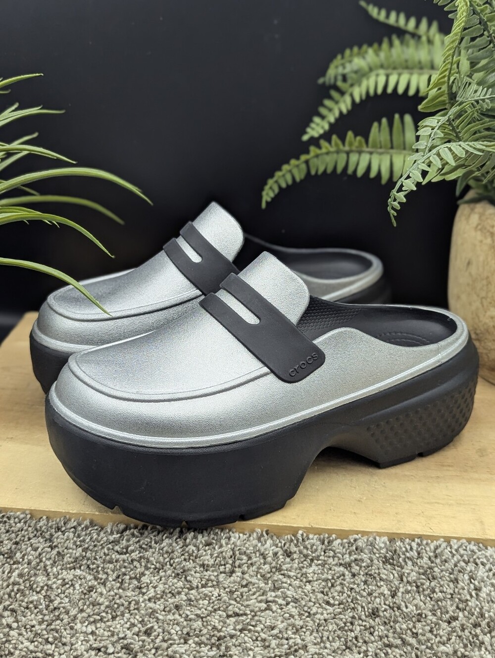 CROCS Stomp Loafers Women's Size 8 Silver Platform Slip On Sandals